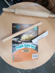 Holztisch zum Kneten und Backen – Natürliche Authentizität in Ihrer Küche
