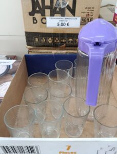 Wasserkrug mit eleganten Trinkgläsern