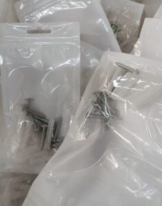 Set mit kleinen Nägeln für vielseitige Anwendungen