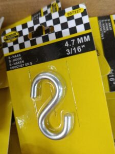 Robuster S-Haken aus Metall für vielseitige Anwendungen