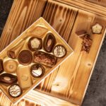 Geschenkset Nizza – Geschenkkorb mit Sekt Brut Chardonnay, Lindt Pralinen & Holzkiste