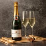 Geschenkset Nizza – Geschenkkorb mit Sekt Brut Chardonnay, Lindt Pralinen & Holzkiste
